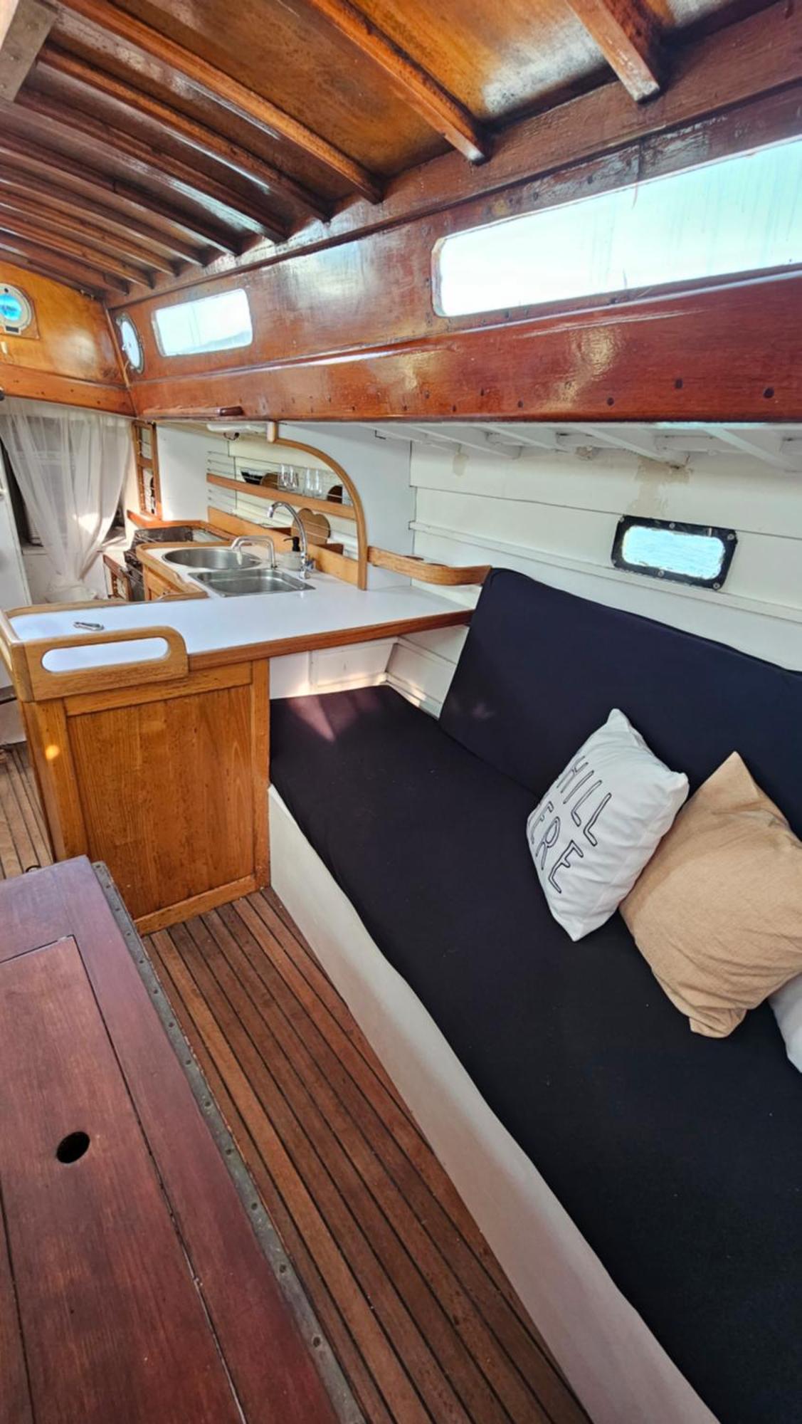 Botel Alpha - Boat House *