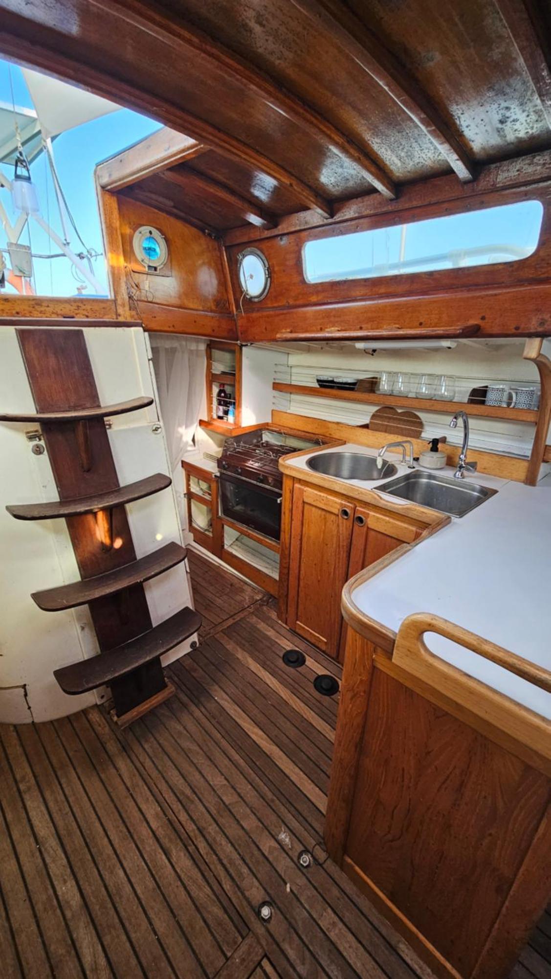 Botel Alpha - Boat House