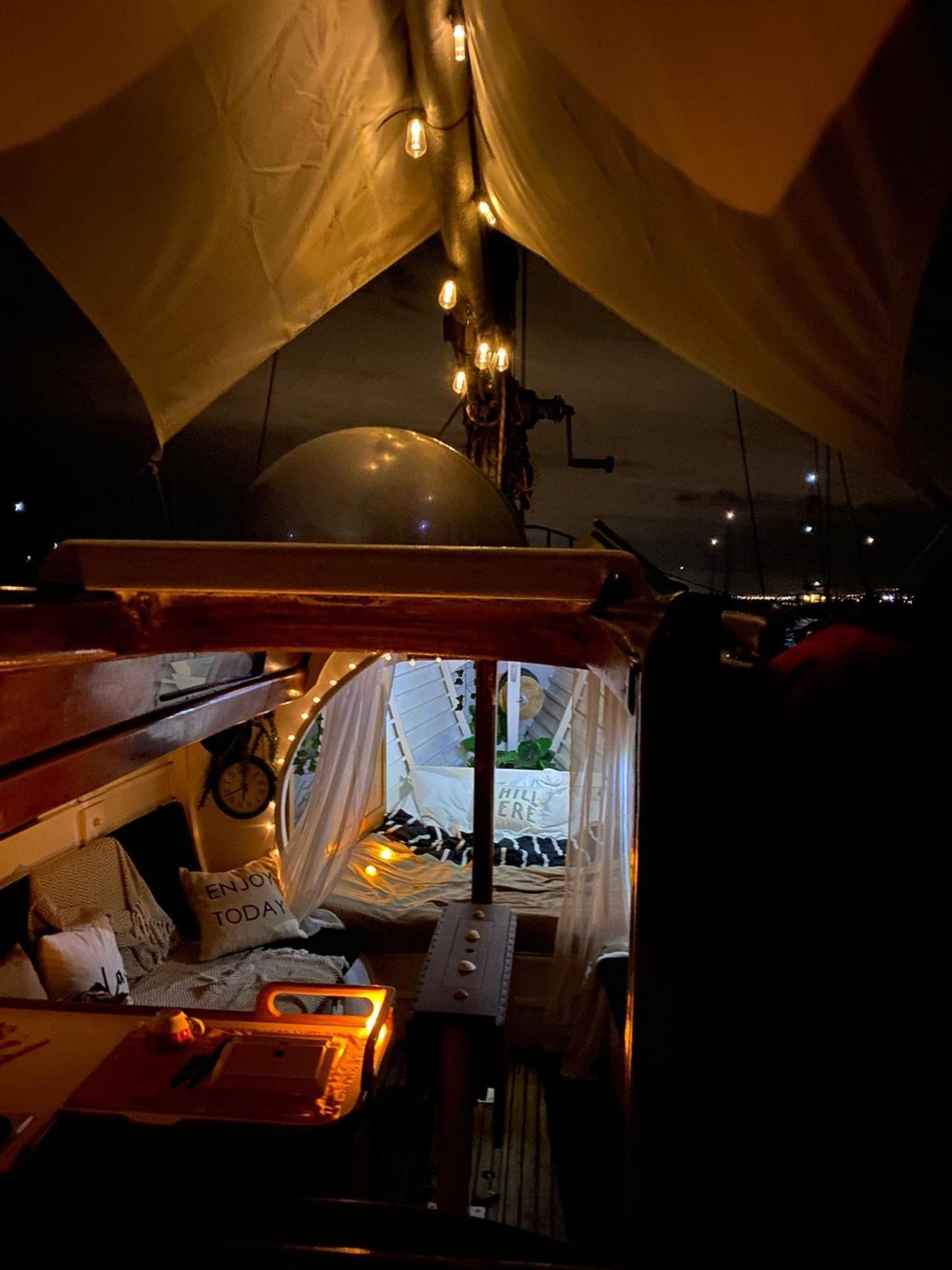 Botel Alpha - Boat House *