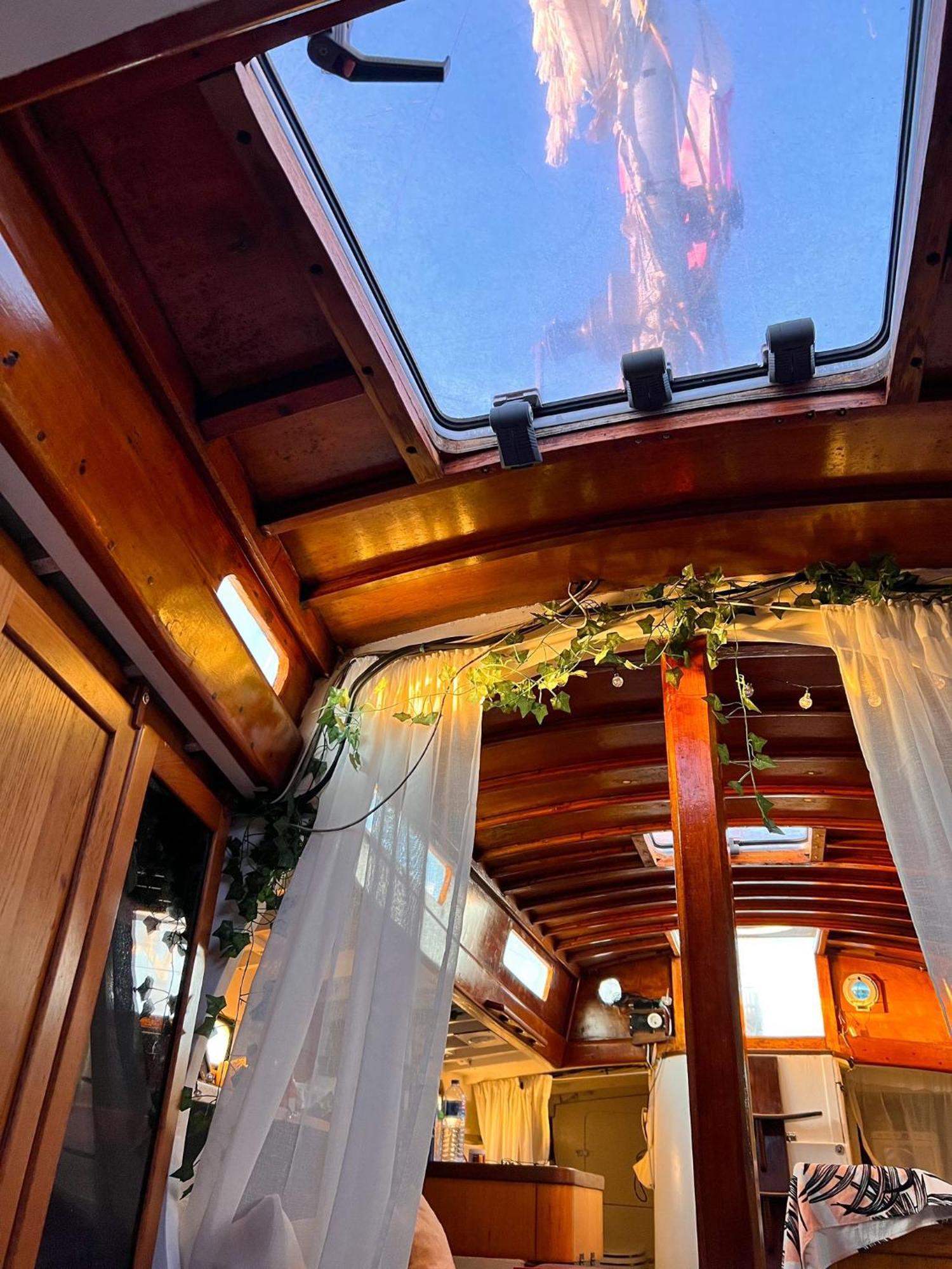 Botel Alpha - Boat House *