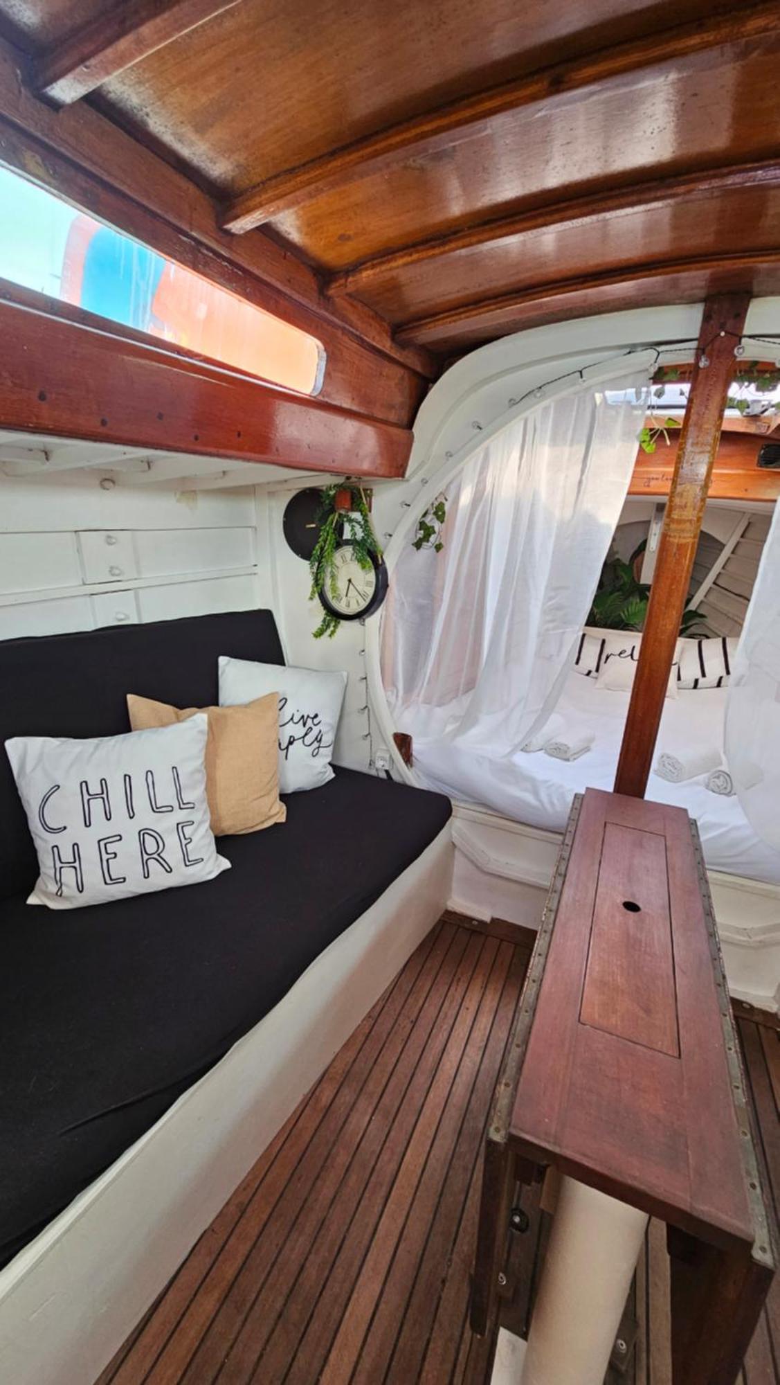 Botel Alpha - Boat House