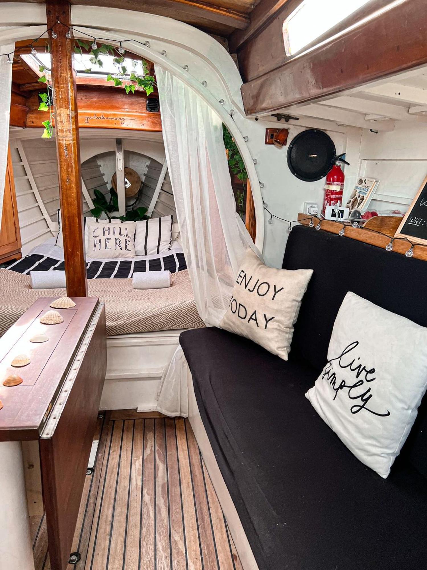 Botel Alpha - Boat House *