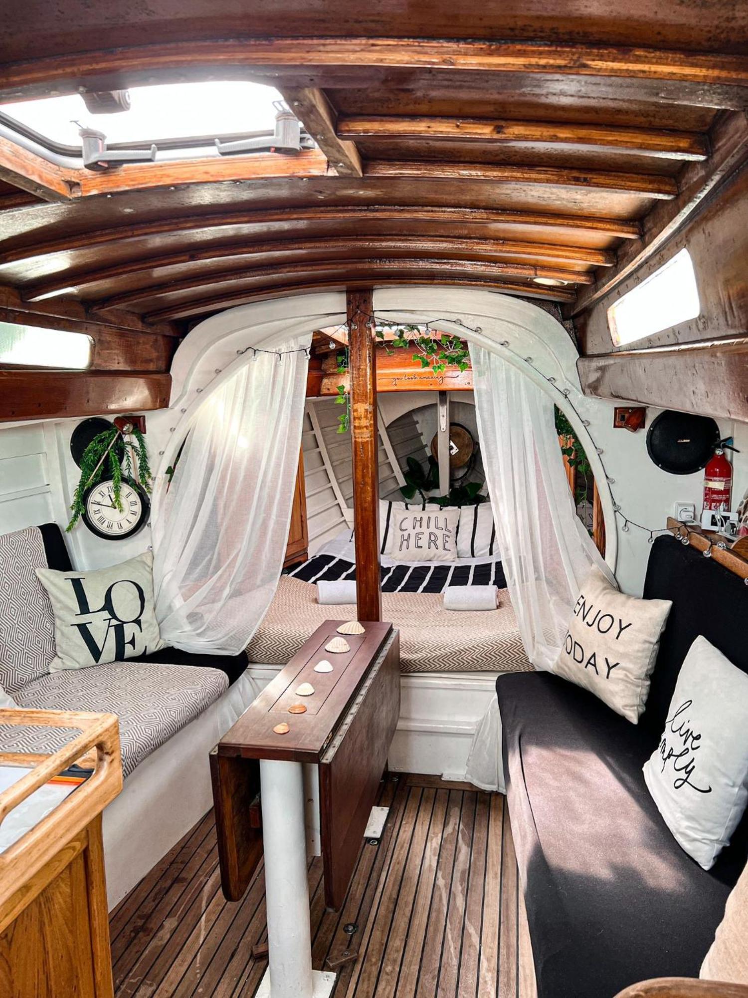 Botel Alpha - Boat House